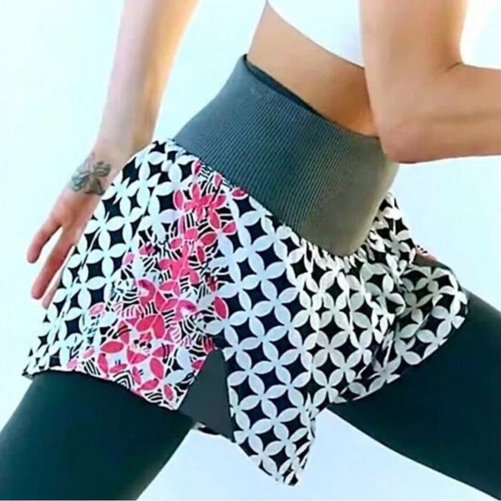Free people 
FP Movement Carpe Diem Geo
Printed High Rise Shorts
NWOT sz M